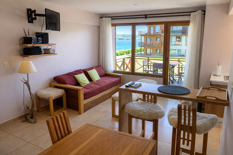 Moreno First-Floor Lake View Apartment