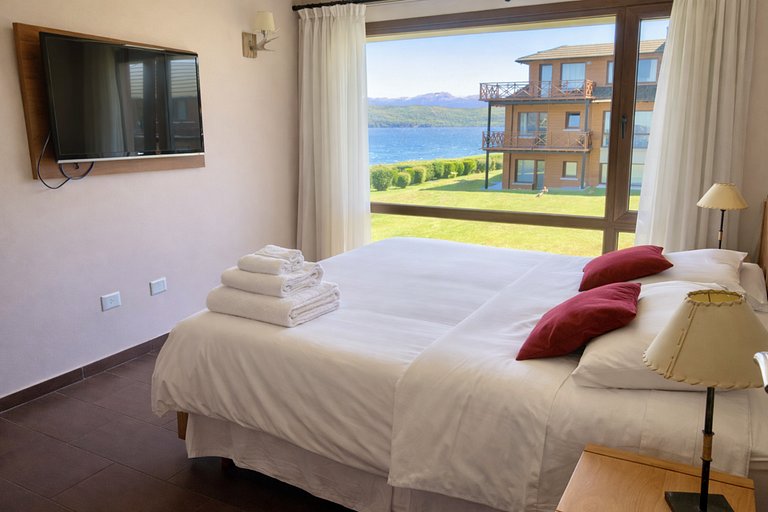 Moreno First-Floor Lake View Apartment