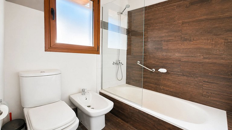 Moreno First-Floor Lake View Apartment