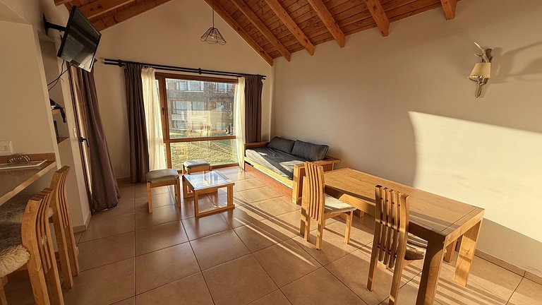 Moreno First-Floor Lake View Apartment