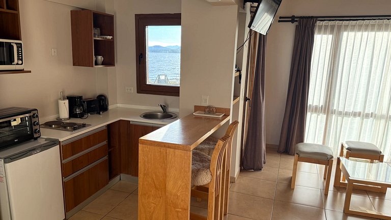 Moreno First-Floor Lake View Apartment